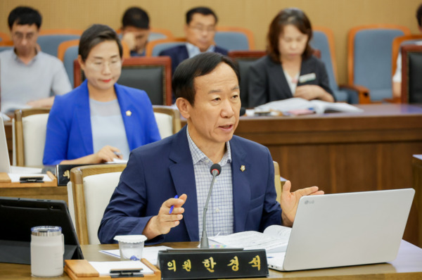 서천군의회는 5일 한경석 의원이 지난 제332회 임시회를 통해 '서천군 청년농업인 육성 및 지원에 관한 조례'를 대표 발의하며, 청년들이 농촌에 안정적으로 정착하고 지속 가능한 농업경영을 이어갈 수 있는 제도적 기반 마련에 나섰다고 밝혔다. / 한경석 의원 제공