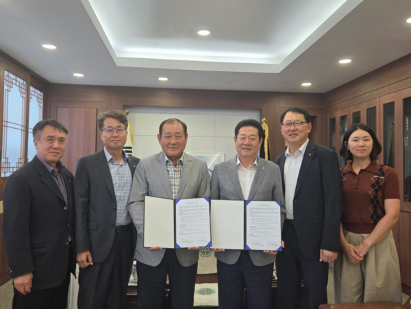 대전 탄동농협은 지난 6일 오후 4시 조합원에게 농기계 공급 및 공동수리를 제공하기 위해 당진 석문농협과 공동협력 업무협약식을 체결했다고 밝혔다. / 농협대전지역본부 제공