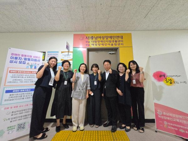 충남도의회는 지난 6일 국민의힘 신순옥 의원이 충남여성장애인연대 관계자들과 정책간담회를 개최한 가운데, 신순옥 의원을 비롯한 참석자들이 화이팅을 외치고 있다. / 신순옥 의원 제공