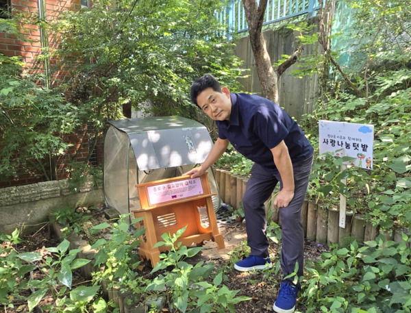 종로구의회는 지난 1일 정재호 의원은 관내에 설치된 '길고양이 급식소'를 직접 점검하며 운영 현황과 관리 상태를 점검했다고 밝혔다. / 정재호 의원 제공