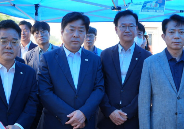 더불어민주당 황명선 의원은 8일 사업주에 징벌적 손해배상책임을 부과하는 내용의 '산업안전보건법 일부개정법률안'을 대표 발의한 가운데, 황명선 의원이 지난 6일 포스코이앤씨 광명 사고현장을 직접 찾아 시공 현장에서 발생한 문제점을 파악하고 있다. / 황명선 의원 제