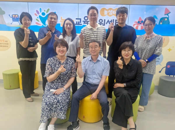 충북교육청 직속기관 중원교육문화원은 8일 8월 상호존중의 날을 맞아 놀샘이음터와 중원도서관을 직접 방문하여 청렴·상호존중 캠페인을 실시했다고 밝혔다. / 충북교육청 제공