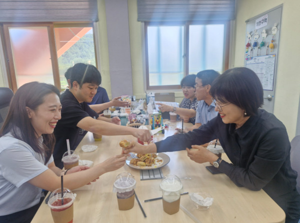 충북교육청 직속기관 중원교육문화원은 8일 8월 상호존중의 날을 맞아 놀샘이음터와 중원도서관을 직접 방문하여 청렴·상호존중 캠페인을 실시했다고 밝혔다. / 충북교육청 제공