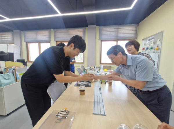 충북교육청 직속기관 중원교육문화원은 8일 8월 상호존중의 날을 맞아 놀샘이음터와 중원도서관을 직접 방문하여 청렴·상호존중 캠페인을 실시했다고 밝혔다. / 충북교육청 제공