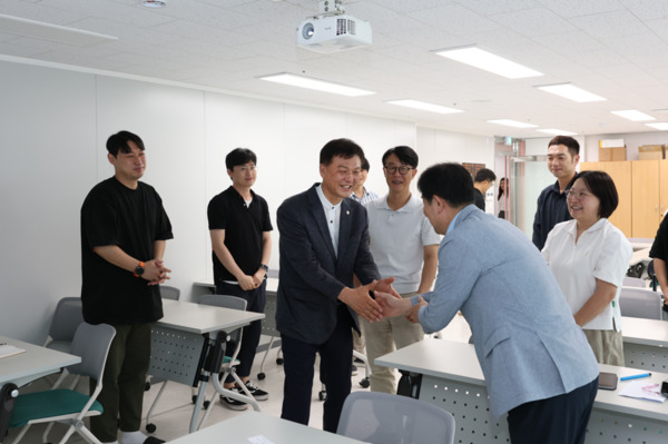 종로구의회는 지난 5일과 6일 이틀에 걸쳐 라도균 의장이 종로구청 전 부서를 방문하여 직원들을 격려하고 애로사항을 청취하는 시간을 가졌다고 밝혔다. / 종로구의회 제공