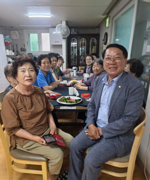 종로구의회는 지난 7월 31일 김종보 의원이 창신동에 위치한 창신두산아파트경로당(지봉로5길 7)을 방문해 지역 어르신들과 따뜻한 만남을 갖고, 경로당 이용 실태와 불편사항 등을 청취하는 소통의 시간을 가졌다고 밝혔다. / 김종보 의원 제공