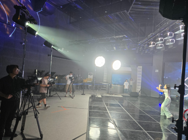 충북교육청 교육연구정보원 미디어교육센터는 9일 도내 50명 초·중·고 학생들과 함께 ‘2025. 학생 프로듀스 K-POP 챌린지 영상 콘텐츠 제작’ 녹화를 진행했다고 밝혔다. / 충북교육청 제공