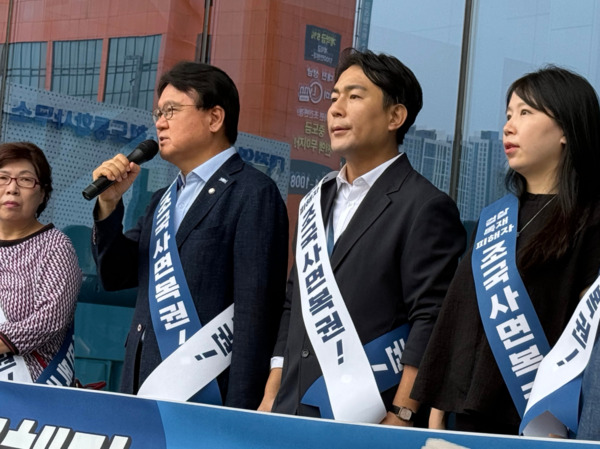 조국혁신당 대전시당은 지난 9일 대전역 광장에서 조국 전 대표 사면·복권을 촉구하는 대시민 캠페인을 진행한 가운데, 황운하 대전시당위원장이 대시민 호소 발언을 하고 있다. / 조국혁신당 대전시당 제공