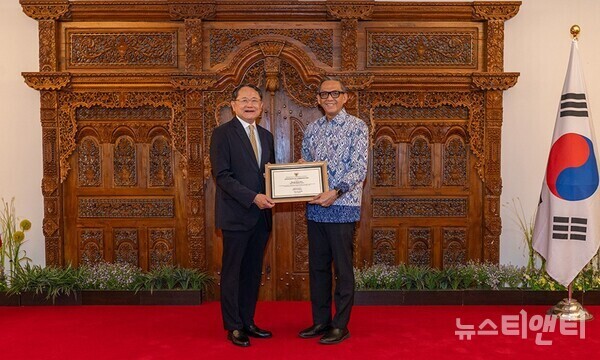 선메디컬센터 선승훈 의료원장(왼쪽)이 9일 주한 인도네시아 대사관에서 표창을 받았다. / 선병원 제공