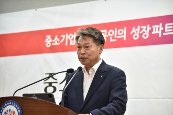 충남신용보증재단이 올 하반기 충남경제 회복과 도민 체감 성과 창출을 위해 총력전에 나선 가운데, 조소행 이사장이 11일 충남도청 브리핑룸에서 지역 언론인 및 충남도청 출입 기자 등 50여 명이 참석한 가운데, 정책브리핑을 개최하고, 올해 상반기 주요 성과와 하반기 중점 추진계획을 발표하고 있다. / 충남신용보증재단 제공