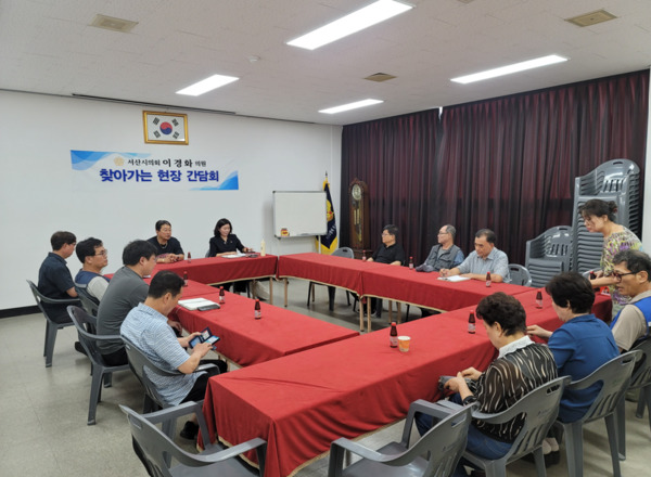 서산시의회는 지난 11일 서산동부전통시장 상인회 회의실에서 더불어민주당 이경화 의원이 서산동부전통시장 활성화 방안을 주제로 ‘찾아가는 현장 간담회’를 개최했다고 밝혔다. / 이경화 의원 제공