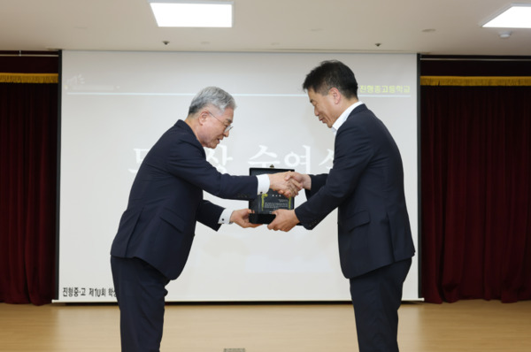 종로구의회는 지난 7월 25일 국민의힘 이시훈 의원(행정문화위원장)이 숭인동 소재 진형중고등학교에서 평생교육 활성화와 안전한 학습 환경 조성에 기여한 공로로 감사패를 수상했다고 밝혔다. / 이시훈 의원 제공