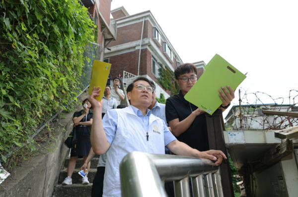 종로구의회는 지난 7월 31일 김종보 의원이 창신동 산마루놀이터 일대에서 시작해 창신동 595-299 방치 건축물까지 창신동 23-785호 일대 급경사지 구간을 대상으로 종로구청 관련부서와 함께 합동 현장 점검을 실시했다고 밝혔다. / 김종보 의원 제공