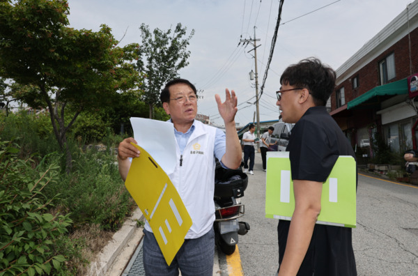 종로구의회는 지난 7월 31일 김종보 의원이 창신동 산마루놀이터 일대에서 시작해 창신동 595-299 방치 건축물까지 창신동 23-785호 일대 급경사지 구간을 대상으로 종로구청 관련부서와 함께 합동 현장 점검을 실시했다고 밝혔다. / 김종보 의원 제공
