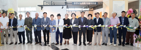 충남도의회는 14일 의회 1층 다움아트홀에서 '목공예와 석공예 특별전'의 안광오 목공예 작가와 이수희 석공예 작가를 초대해 '작가 만남의 날' 행사를 개최했다고 밝혔다. / 충남도의회 제공