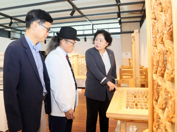 충남도의회는 14일 의회 1층 다움아트홀에서 '목공예와 석공예 특별전'의 안광오 목공예 작가와 이수희 석공예 작가를 초대해 '작가 만남의 날' 행사를 개최했다고 밝혔다. / 충남도의회 제공