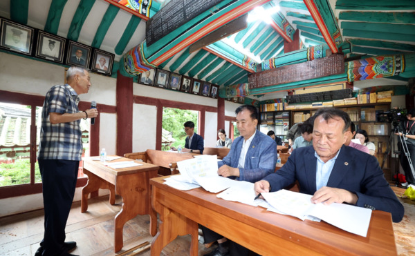 충남도의회는 14일 '인성교육 활성화 연구모임'이 예산군 대흥면 대흥향교를 방문해 전통 유교 인성교육 프로그램을 참관하고, 학생 인성 함양을 위한 체육활동 지원 정책 연구의 중간보고회를 개최했다고 밝혔다. / 충남도의회 제공