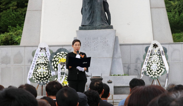 더불어민주당 충남도당은 14일 오전 9시 30분 여성위원회 주관으로 기림의 날 추모 행사를 국립 망향의동산에서 진행한 가운데, 김아진 여성위원장이 추모사를 하고 있다. / 더불어민주당 충남도당 제공