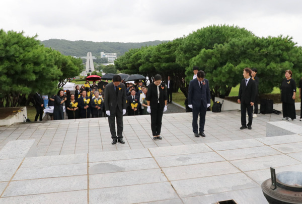 더불어민주당 충남도당은 14일 오전 9시 30분 여성위원회 주관으로 기림의 날 추모 행사를 국립 망향의동산에서 진행한 가운데, 김아진 여성위원장을 비롯하여 이재관 의원과 양승조 홍성예산 지역위원장(전 충남지사)이 묵념을 하고 있다(사진 왼쪽부터 양승조 홍성예산 지역위원장(전 충남지사), 김아진 여성위원장, 이재관 의원). / 더불어민주당 충남도당 제공