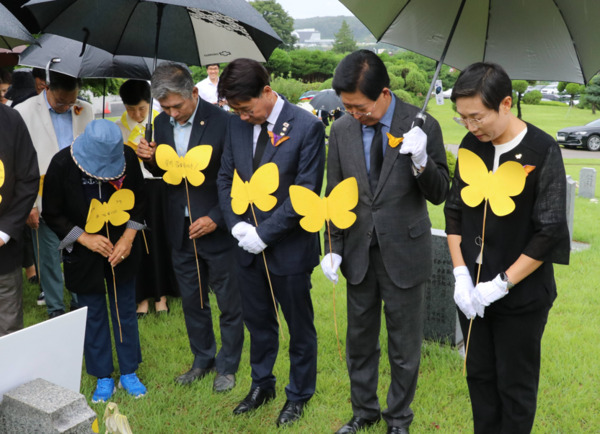 더불어민주당 충남도당은 14일 오전 9시 30분 여성위원회 주관으로 기림의 날 추모 행사를 국립 망향의동산에서 진행한 가운데, 김아진 여성위원장을 비롯하여 이재관 의원·양승조 홍성예산 지역위원장(전 충남지사)·조철기 충남도의원이 묵념을 하고 있다(사진 왼쪽부터 조철기 충남도의원, 이재관 의원, ·양승조 홍성예산 지역위원장(전 충남지사), 김아진 여성위원장). / 더불어민주당 충남도당 제공