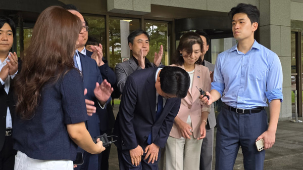 조국혁신당 황운하 의원은 14일 무죄 확정으로 진실과 정의를 찾아준 재판부에 경의를 표하며, 감사함을 표했다. 사진은 대법원 선고 직후 기자회견에 앞서 지지자들에게 고개를 숙여 인사하는 황운하 의원 / 황운하 의원 제공