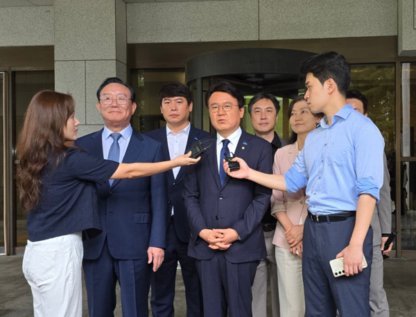 조국혁신당 황운하 의원은 14일 무죄 확정으로 진실과 정의를 찾아준 재판부에 경의를 표하며, 감사함을 표했다. 사진은 대법원 선고 직후 기자회견을 진행하고 있는 황운하 의원 / 황운하 의원 제공