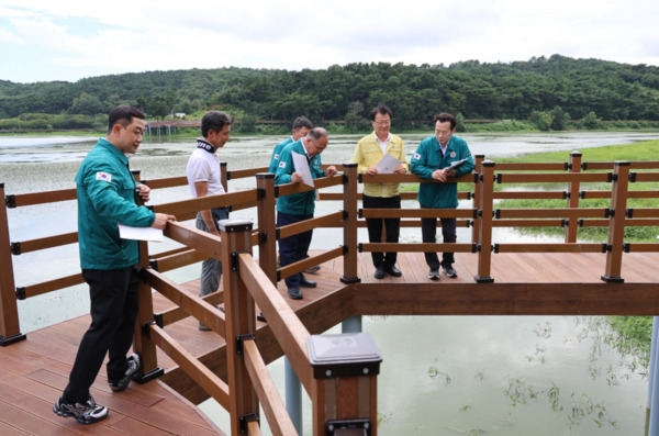 서산시의회는 지난 14일 조동식 의장이 더불어민주당 김용경 의원 및 국민의힘 이정수 의원과 함께 풍전저수지 둘레길 조성사업 현장방문을 실시했다고 밝혔다. / 조동식 의장 제공