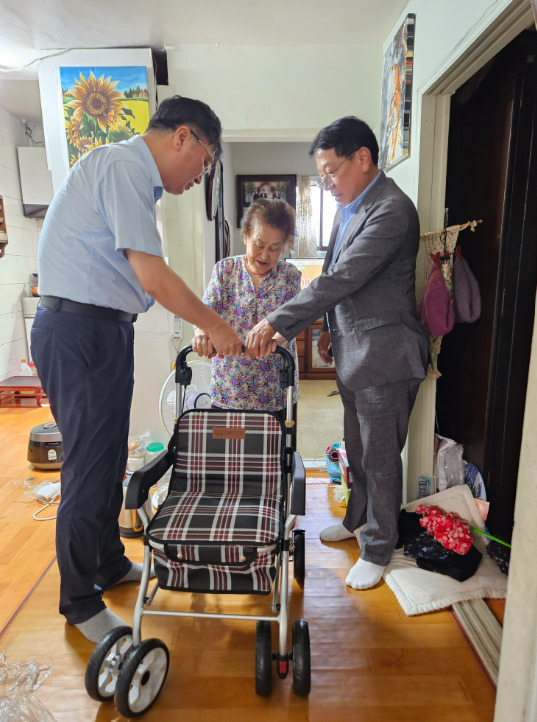 종로구의회는 지난 12일 김종보 의원이 창신동에 거주하는 거동이 불편한 어르신 가정을 직접 방문해 성인용 보행기를 전달하는 시간을 관계부서와 함께 가졌다고 밝혔다. / 김종보 의원 제공