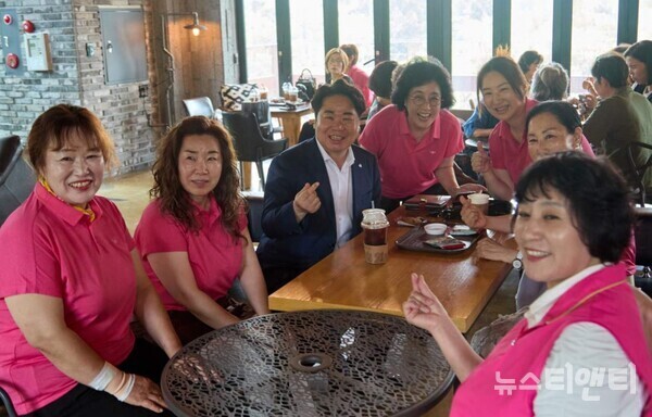 오세현 아산시장이 아산시여성단체협의회 구성원들과 기념촬영을 하고 있다. / 아산시 제공
