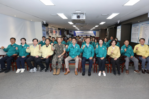 종로구의회는 지난 18일 종로구청 전시종합상황실을 방문하여 '2025 을지연습' 훈련 상황을 참관한 뒤 관계 공무원과 군인 등 훈련 참가자들을 격려한 가운데, 라도균 의장을 비롯한 참석자들이 화이팅을 외치고 있다. / 종로구의회 제공