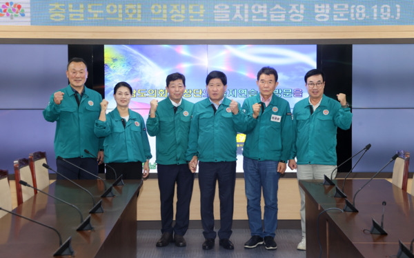 충남도의회는 19일 홍성현 의장이 충남도청 및 충남교육청 전시종합상황실을 방문해 을지훈련 상황을 참관하고, 24시간 근무 중인 근무자들을 격려한 가운데, 충남도청 전시종합상황실을 방문한 홍성현 의장을 비롯한 참석자들이 화이팅을 하고 있다(사진 왼쪽부터 주진하 의원, 이현숙 행정문화위원회 부위원장, 박정주 충남도 행정부지사, 홍성현 의장, 정광섭 제1부의장, 박기영 행정문화위원회 위원장). / 충남도의회 제공