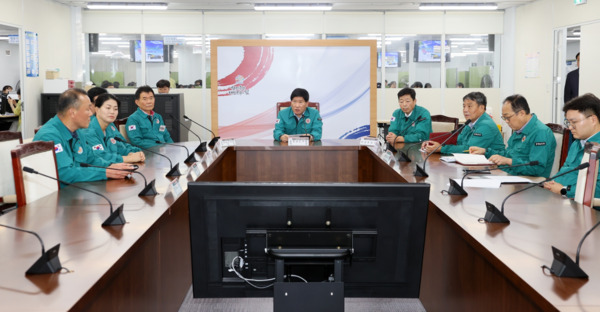 충남도의회는 19일 홍성현 의장이 충남도청 및 충남교육청 전시종합상황실을 방문해 을지훈련 상황을 참관하고, 24시간 근무 중인 근무자들을 격려한 가운데, 충남도청 전시종합상황실을 방문한 홍성현 의장을 비롯한 참석자들이 브리핑을 청취하고 있다. / 충남도의회 제공