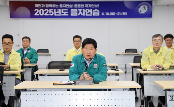 충남도의회는 19일 홍성현 의장이 충남도청 및 충남교육청 전시종합상황실을 방문해 을지훈련 상황을 참관하고, 24시간 근무 중인 근무자들을 격려한 가운데, 충남교육청 전시종합상황실을 방문한 홍성현 의장을 비롯한 참석자들이 브리핑을 청취하고 있다. / 충남도의회 제공