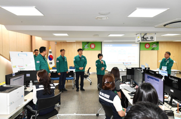 보령시의회는 19일 2025년 을지연습이 진행되고 있는 보령시청 종합상황실을 방문해 근무자들을 격려한 가운데, 최은순 의장이 격려의 말을 전하고 있다. / 보령시의회 제공