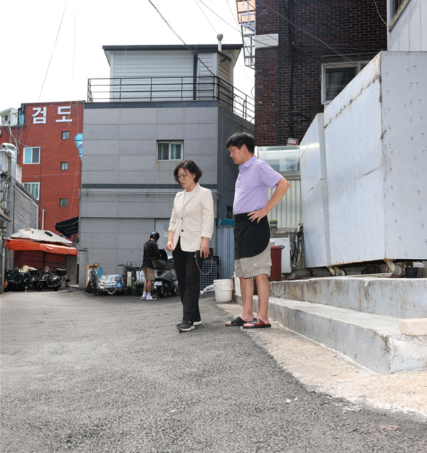 종로구의회는 19일 이미자 의원이 최근 정비가 완료된 이화동 아스팔트 파임 도로(율곡로17길) 현장을 찾아 주민 불편 해소 상황을 점검했다고 밝혔다. / 이미자 의원 제공
