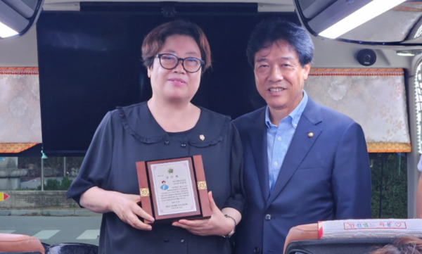 서산시의회는 지난 19일 더불어민주당 가선숙 의원이 민주평화통일자문회의 서산시협의회 자문위원 역량강화 '이웃과 함께 아름다운 동행'에서 제21기 민주평화통일자문회의 서산시협의회 자문위원 일동으로부터 감사패를 수상했다고 밝혔다(사진 왼쪽부터 가선숙 의원, 제21기 민주평화통일자문회의 이규현 서산시협의회장). / 가선숙 의원 제공