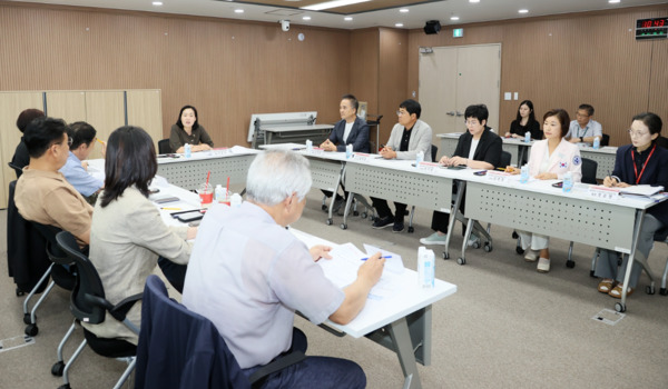 충남도의회는 21일 의회 세미나실에서 '충남형 노인 통합돌봄 체계 구축 마련을 위한 연구모임'이 제2차 회의 및 연구용역 중간보고회를 개최하고, 충남형 노인 통합돌봄 정책의 실효성 제고 방안을 논의했다고 밝혔다. / 충남도의회 제공