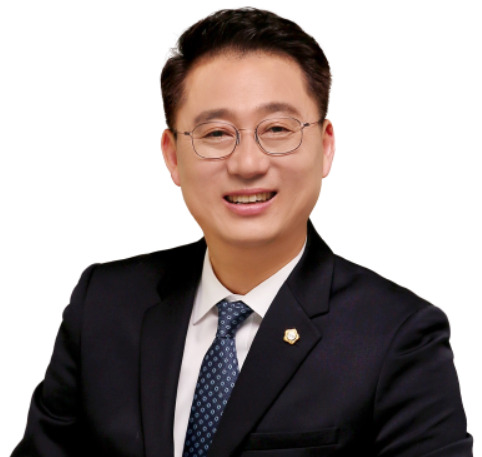 충남도의회는 21일 고려대학교에서 열린 '광복 80주년 공법학의 발전과 전개 학술대회'에 더불어민주당 김선태 의원이 토론자로 참여해 지방의회의 독립성과 본질 강화 필요성을 제기했다고 밝혔다. / 뉴스티앤티 DB