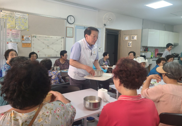 종로구의회는 지난 21일 김종보 의원이 숭인동 사랑방 수수헌에서 열린 사랑나눔회가 주관한 '음악이 있는 밥상' 행사에 함께한 가운데, 김종보 의원이 직접 배식 봉사에 나서고 있다. / 김종보 의원 제공