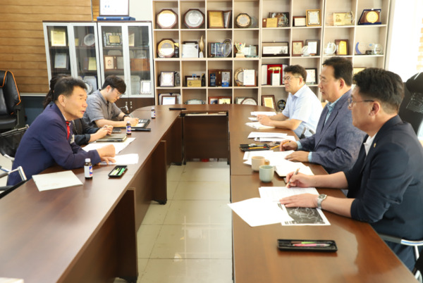 충남도의회는 지난 22일 정광섭 제1부의장이 국회 농림축산식품해양수산위원장을 맡고 있는 더불어민주당 어기구 의원을 만나 농어촌민박 활성화를 위한 법률 개정을 건의했다고 밝혔다. / 정광섭 부의장 제공