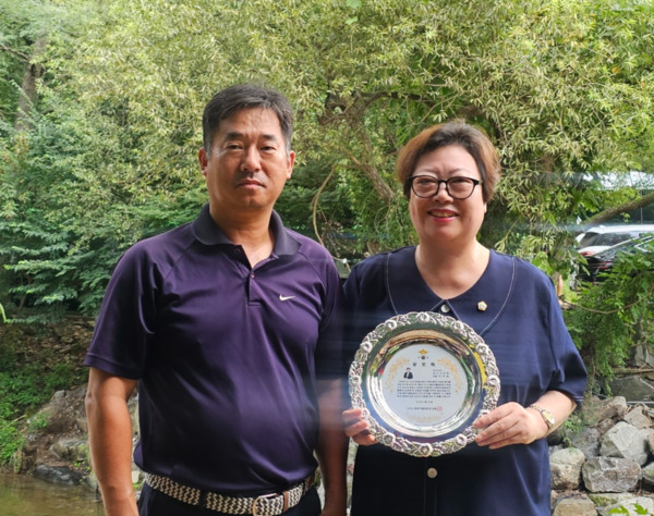 서산시의회는 지난 23일 더불어민주당 가선숙 의원이 '서산시 동부자율방범대 환경정화활동 및 기초질서 캠페인' 행사에서 서산시 동부자율방범대 일동으로부터 공로패를 수상했다고 밝혔다(사진 왼쪽부터 서산시 동부자율방범대 박성찬 대장, 가선숙 의원). / 가선숙 의원 제공