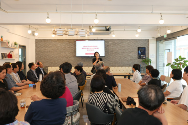 종로구의회는 지난 21일 세검정중앙교회에서 국민의힘 김하영(평창·부암·가회·삼청동) 의원이 서울시의회 윤종복 의원과 함께 주민 30여 명이 참석한 가운데, '자연경관지구 규제 완화 및 구기동 모아주택 사업'을 주제로 간담회를 개최하고, 주민들과 직접 소통한 가운데, 김하영 의원이 인사말을 하고 있다. / 김하영 의원 제공