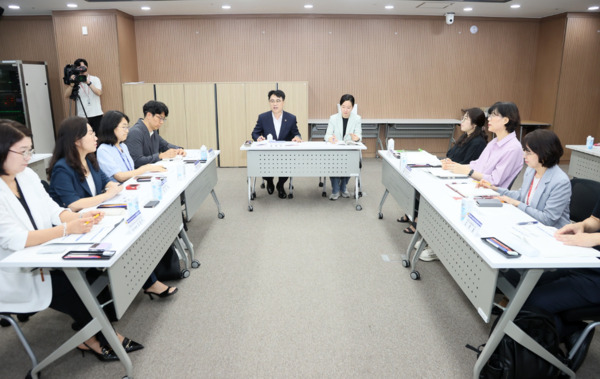 충남도의회는 26일 의회 세미나실에서 '고위험 임산부 유산(사산) 예방 및 지원을 위한 연구모임'이 제2차 회의 및 연구용역 중간보고회를 개최했다고 밝혔다. / 충남도의회 제공