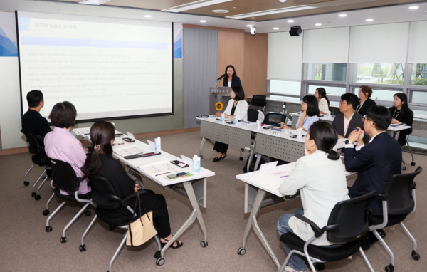 충남도의회는 26일 의회 세미나실에서 '고위험 임산부 유산(사산) 예방 및 지원을 위한 연구모임'이 제2차 회의 및 연구용역 중간보고회를 개최했다고 밝혔다. / 충남도의회 제공