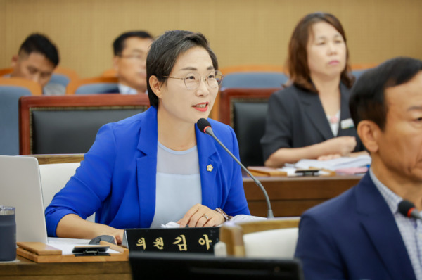 서천군의회는 26일 더불어민주당 김아진 의원이 지난 의정활동 성과를 군민들과 폭넓게 공유하기 위해 온라인 의정보고서를 제작·발표했다고 밝혔다. / 김아진 의원 제공