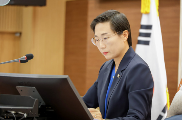 서천군의회는 26일 더불어민주당 김아진 의원이 지난 의정활동 성과를 군민들과 폭넓게 공유하기 위해 온라인 의정보고서를 제작·발표했다고 밝혔다. / 김아진 의원 제공