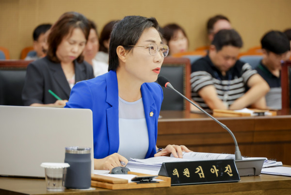 서천군의회는 26일 더불어민주당 김아진 의원이 지난 의정활동 성과를 군민들과 폭넓게 공유하기 위해 온라인 의정보고서를 제작·발표했다고 밝혔다. / 김아진 의원 제공