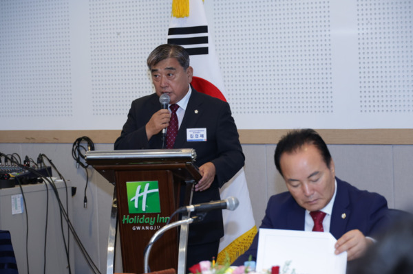 서천군의회는 26일 김경제 의장이 대한민국시군자치구의회의장협의회 제267차 시도 대표회의에서 발의한 '지역 치안 강화를 위한 유휴 국가재산 활용 건의안'이 채택된 가운데, 김경제 의장이 건의안 제안 설명을 하고 있다. / 서천군의회 제공