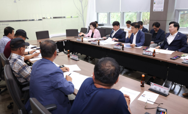 대전 자치구 의장협의회는 28일 대전 농업기술센터에서 8월 월례회의를 개최하고, 대전시 양봉산업 현황과 기후변화 대응 방안에 대해 논의했다고 밝혔다. / 대전 동구의회 제공