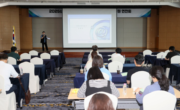 충남도의회는 28일 보령 비체팰리스에서 충남도의회 및 15개 시·군의회 입법담당공무원이 한자리에 모여 '2025년 입법담당공무원 역량 강화 연찬회'를 개최했다고 밝혔다. / 충남도의회 제공